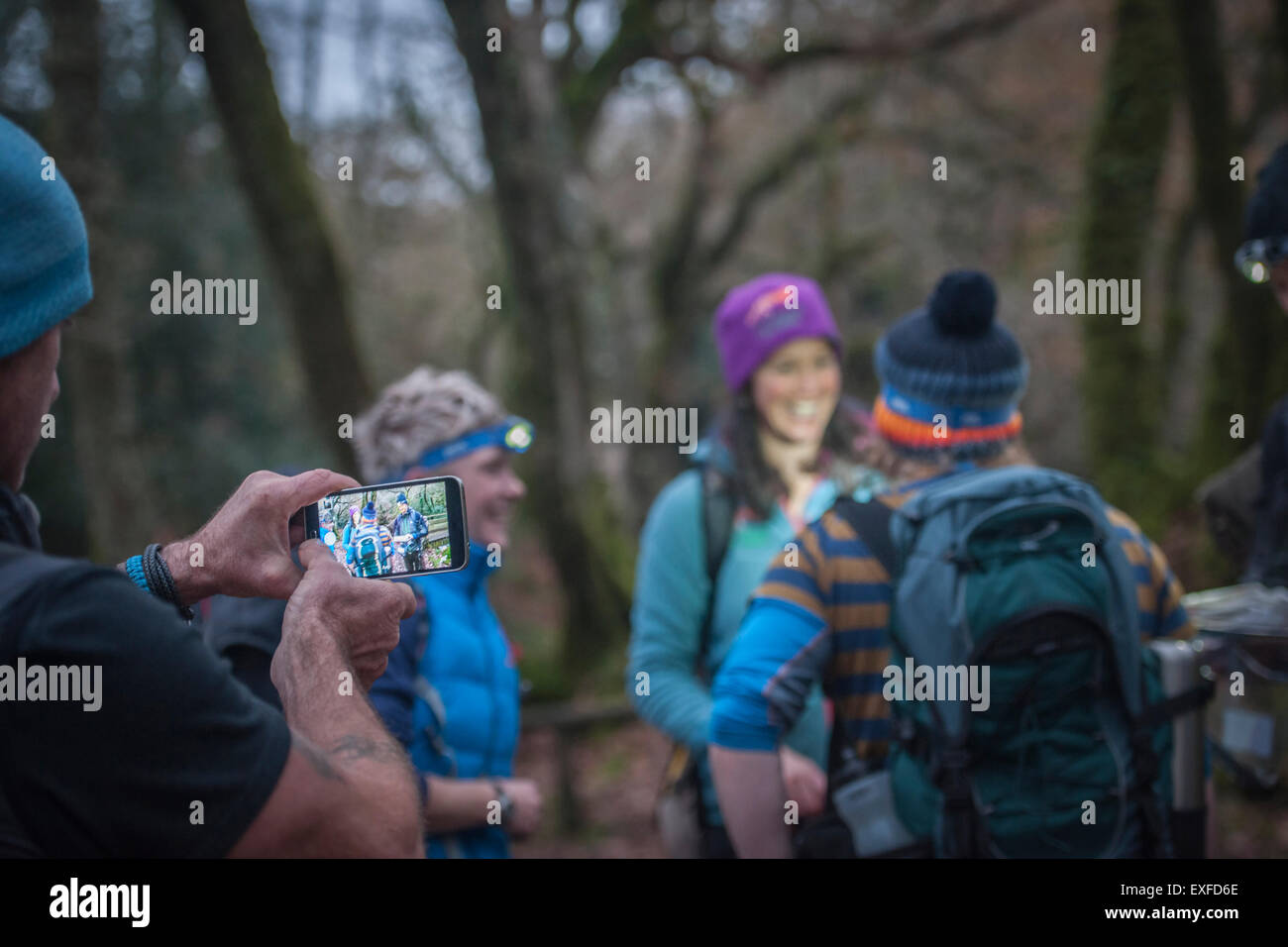 Menschen fotografieren Freunde mit smartphone Stockfoto
