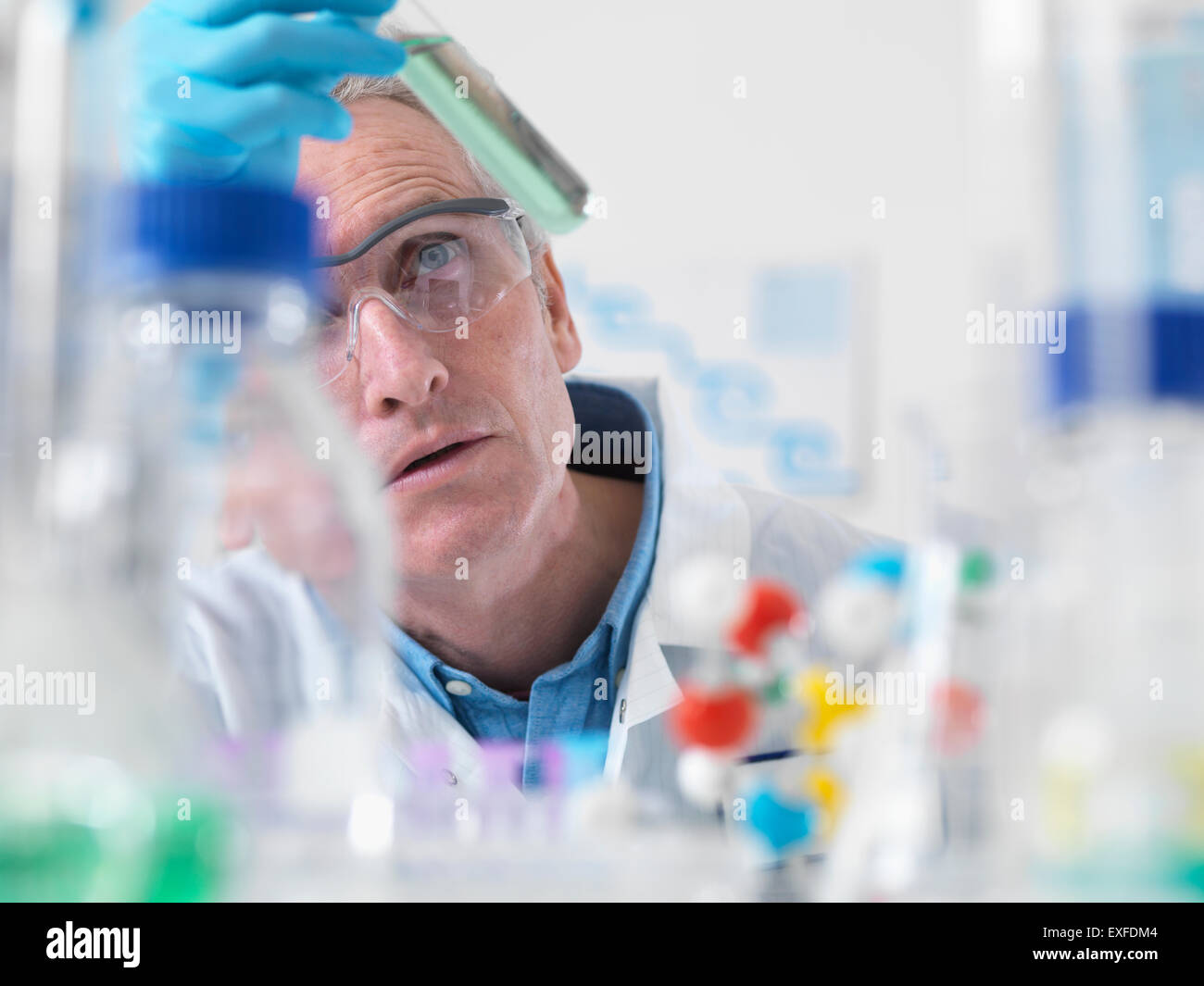 Wissenschaftler betrachten chemisches Experiment im Labor Stockfoto