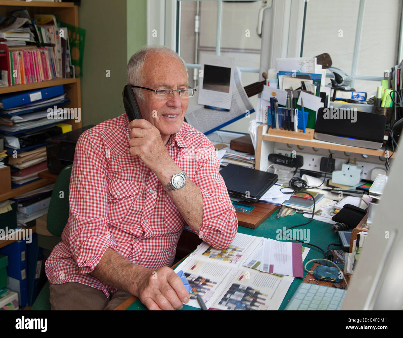 Ältere Mann am Telefon im Büro zu Hause Stockfoto