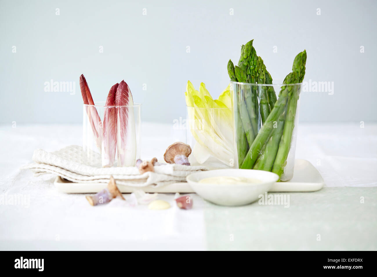 Stillleben mit Spargel und Salat mit mayonaise Stockfoto