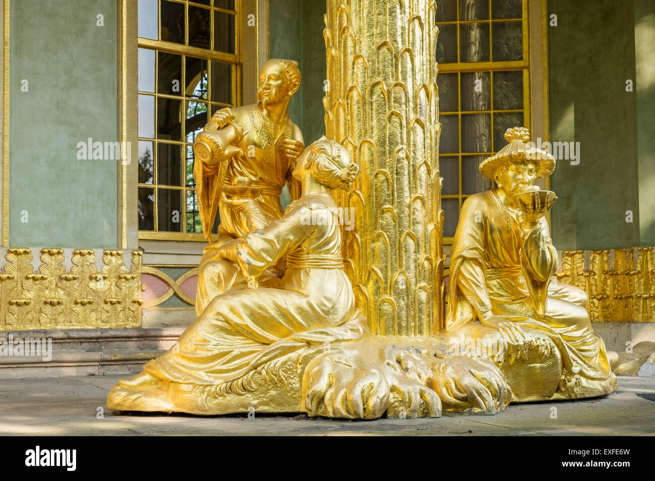 Vergoldete Statuen im chinesischen Teehaus in Sanssouci Gärten Potsdam, Berlin, Deutschland zum UNESCO-Weltkulturerbe Stockfoto