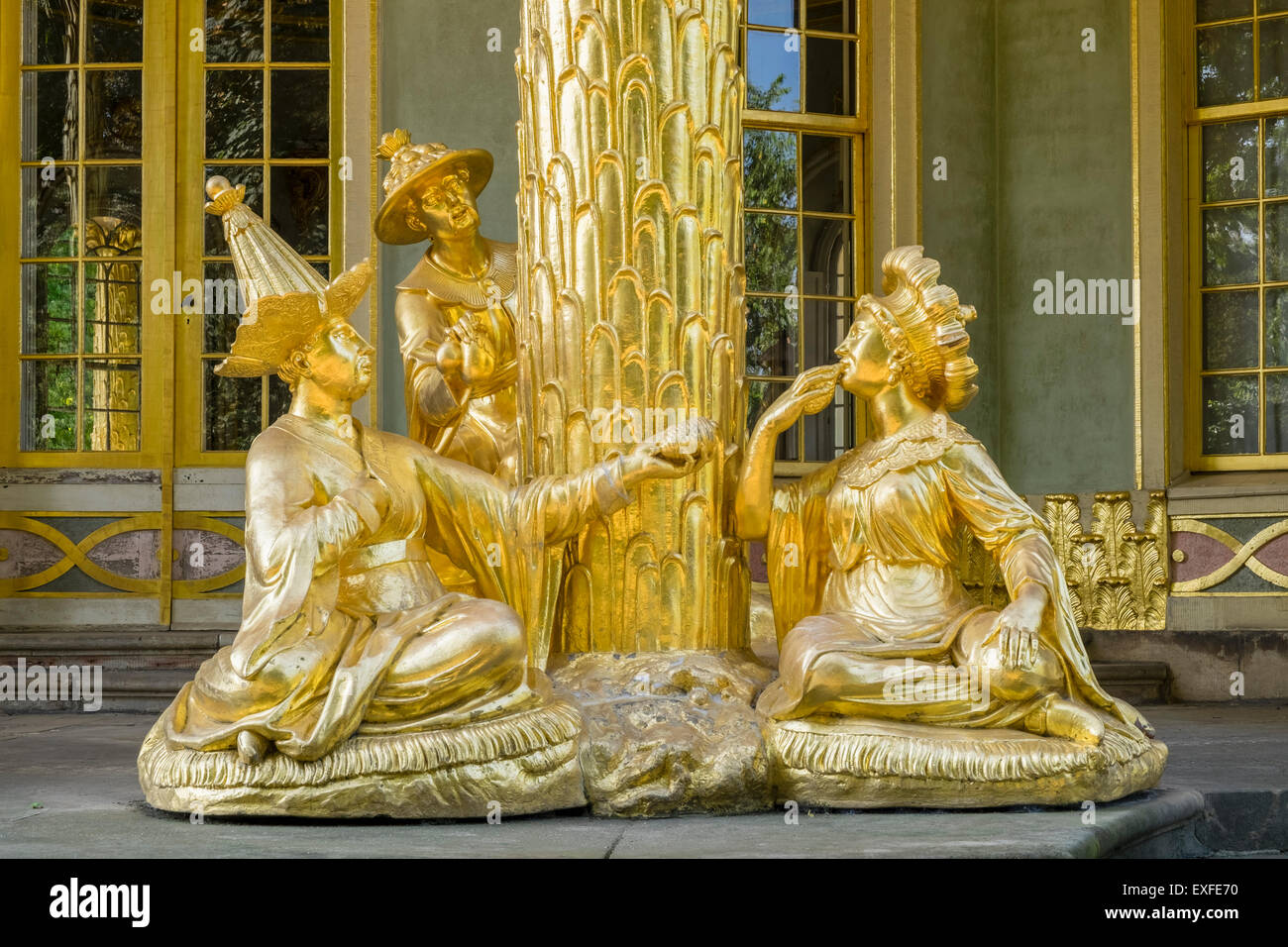 Vergoldete Statuen im chinesischen Teehaus in Sanssouci Gärten Potsdam, Berlin, Deutschland zum UNESCO-Weltkulturerbe Stockfoto