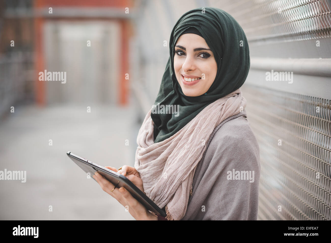 Porträt der jungen Frau trägt Hijab mit digital-Tablette auf Steg Stockfoto