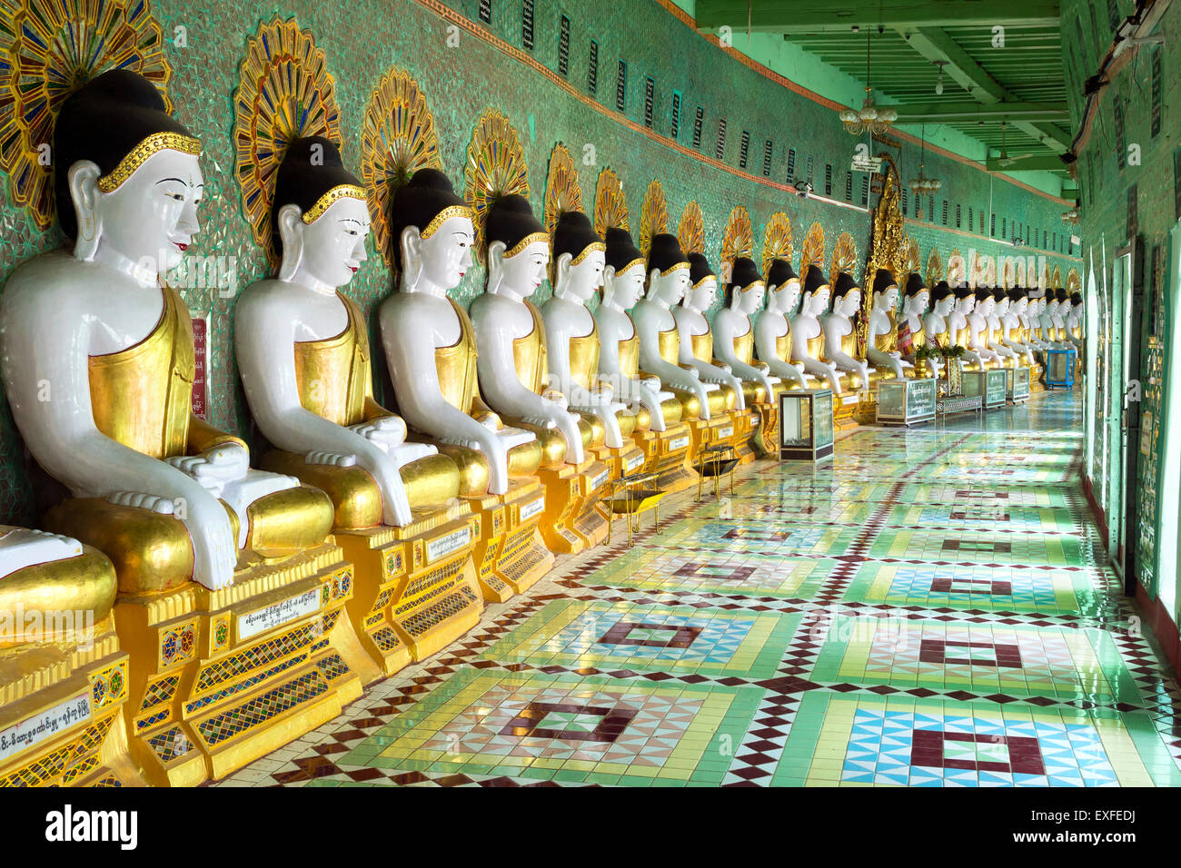 Buddha Statuen im Inneren U Min Thonze-Pagode in Sagaing, Myanmar (Burma). Stockfoto
