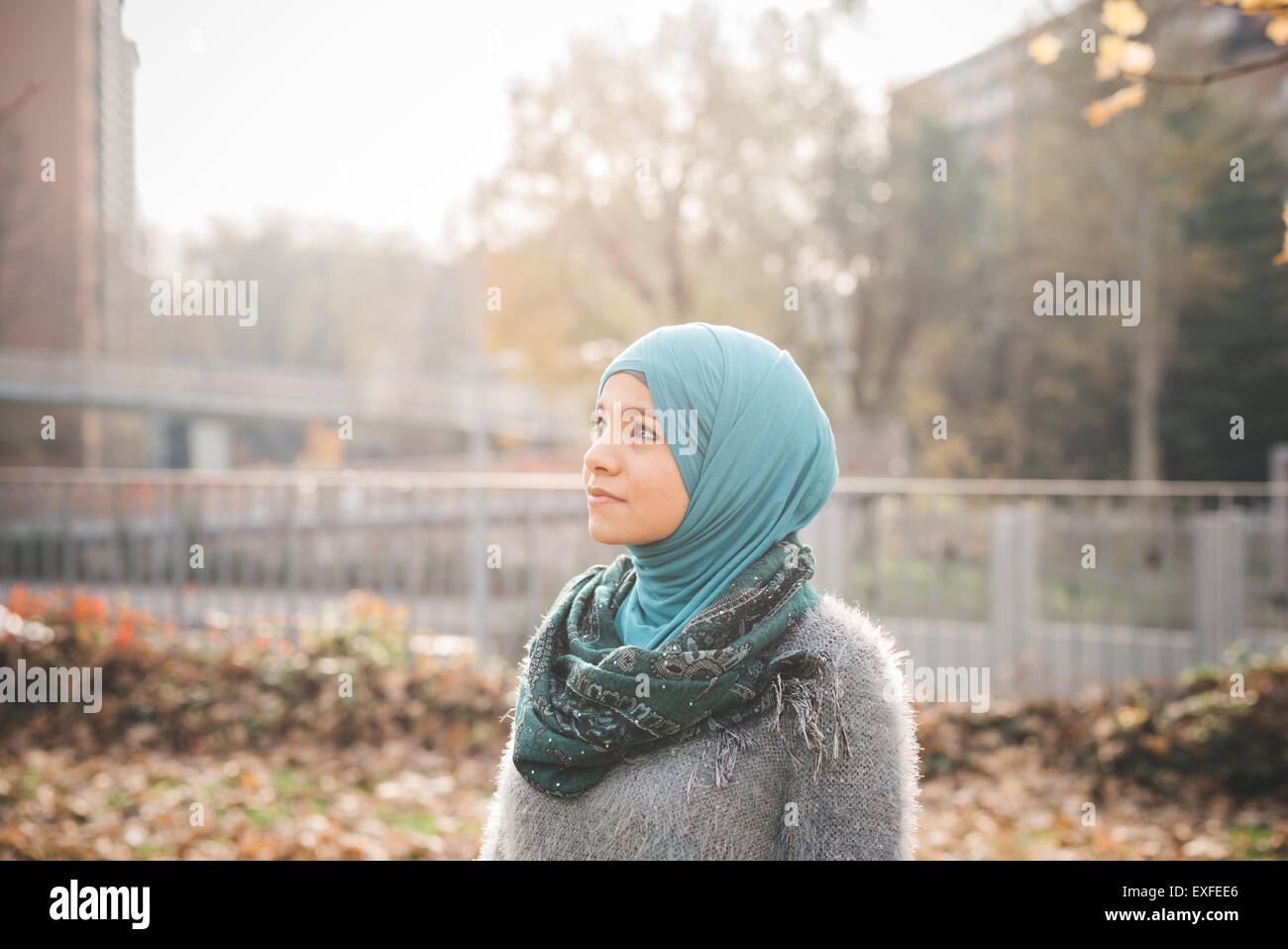 Porträt der jungen Frau trägt Hijab Blick in park Stockfoto