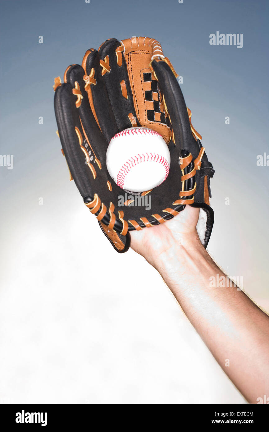Nahaufnahme von weiblicher Hand mit Ball tragen Baseball-Handschuh, Miami, Florida, USA Stockfoto