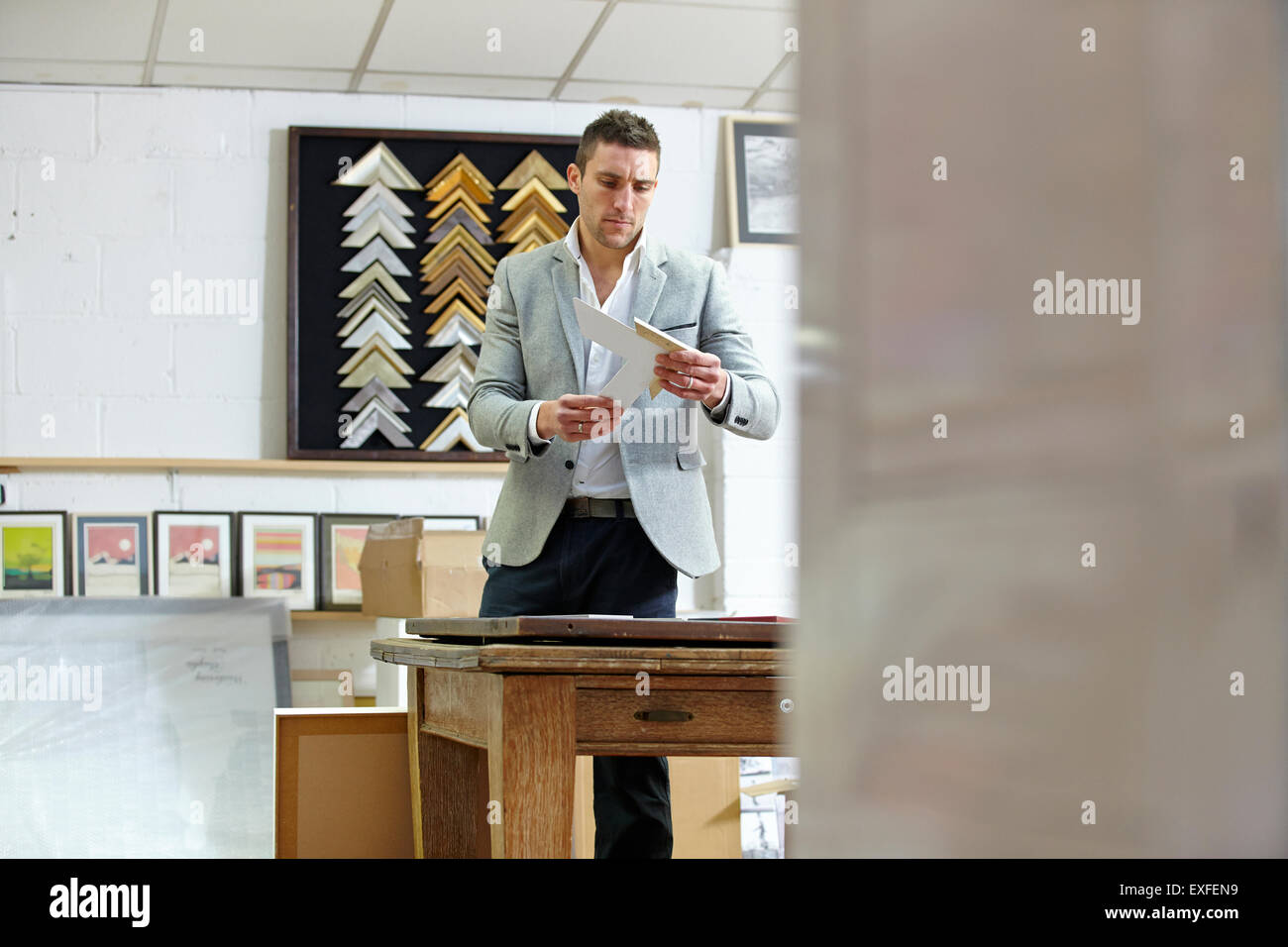 Einrahmer Rahmen im Bild Einrahmer Workshop auswählen Stockfoto