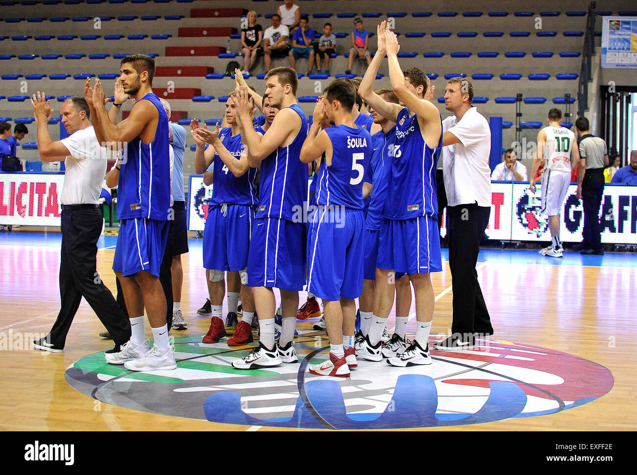 Lignano, Italien. 13. Juli 2015.  Tschechische Republik-Team feiert am Ende U20 FIBA Basketball-Europameisterschaft Männer Runde zwei. 13. Juli 2015.  Bildnachweis: Simone Ferraro/Alamy Live-Nachrichten Stockfoto