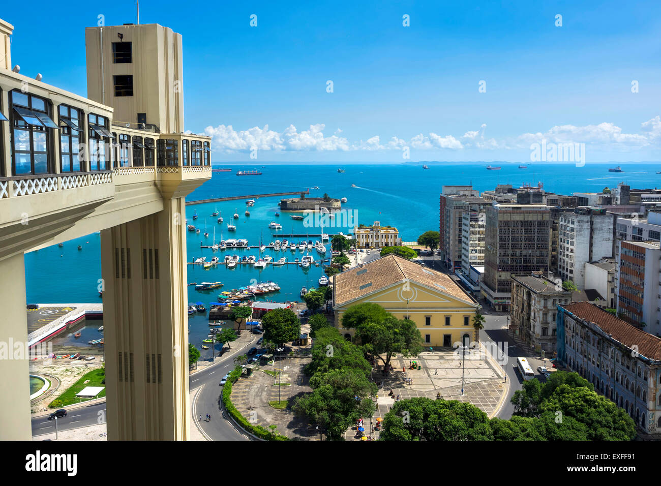 Lacerda Aufzug und All Saints Bay in Salvador, Bahia, Brasilien. Stockfoto