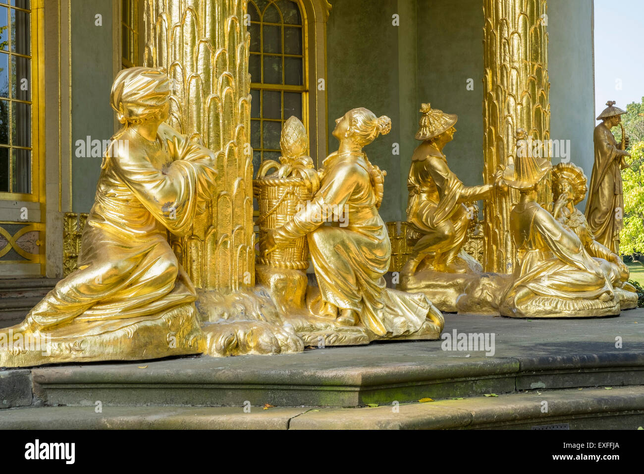 Vergoldete Statuen im chinesischen Teehaus in Sanssouci Gärten Potsdam, Berlin, Deutschland zum UNESCO-Weltkulturerbe Stockfoto