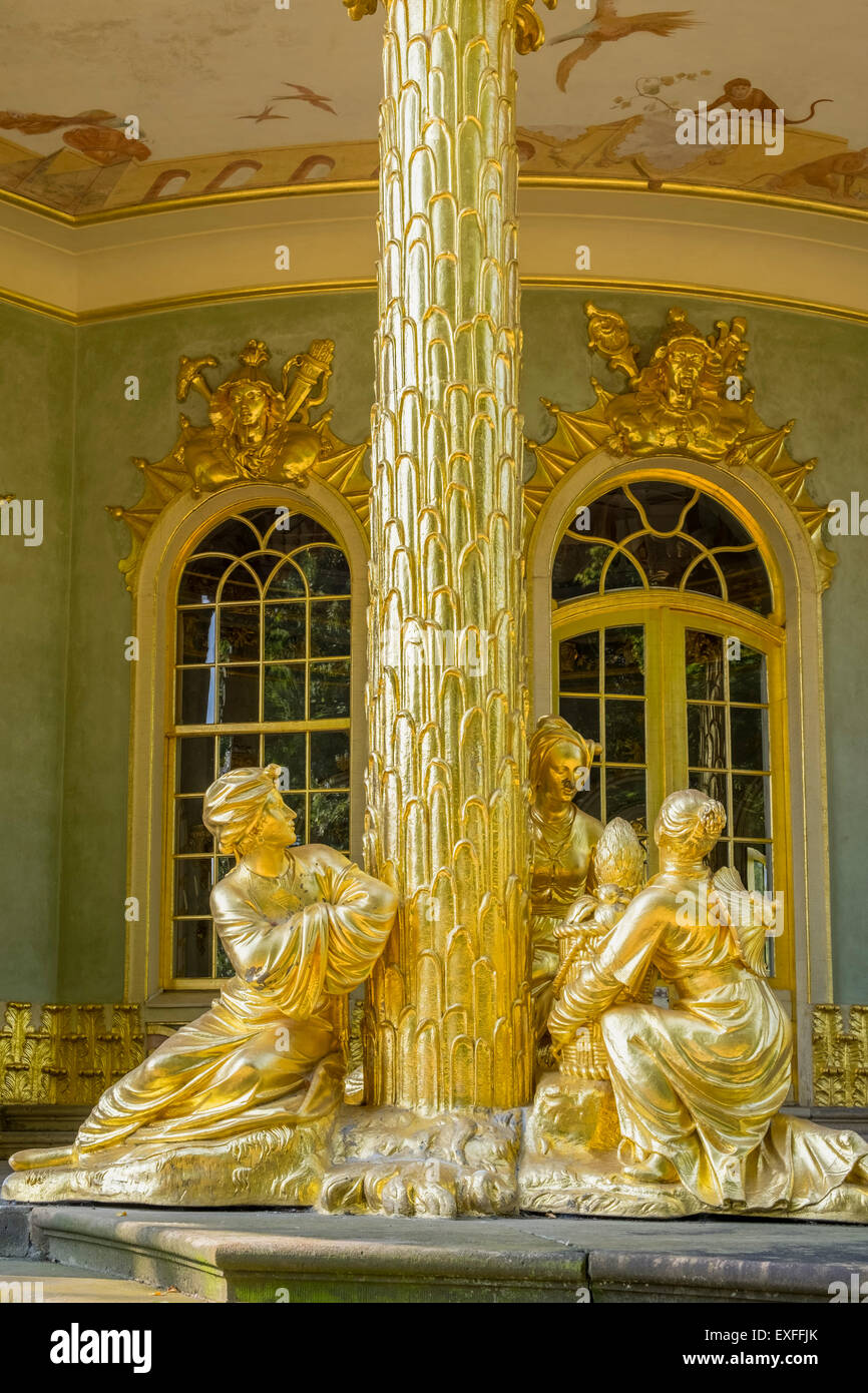 Vergoldete Statuen im chinesischen Teehaus in Sanssouci Gärten Potsdam, Berlin, Deutschland zum UNESCO-Weltkulturerbe Stockfoto