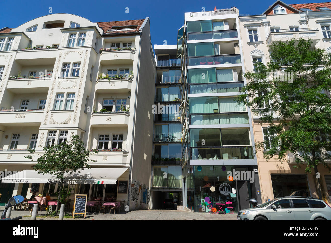 Kontrastierende Außenfassaden von alten und neuen Mehrfamilienhäuser in Prenzlauer Berg in Berlin Deutschland Stockfoto