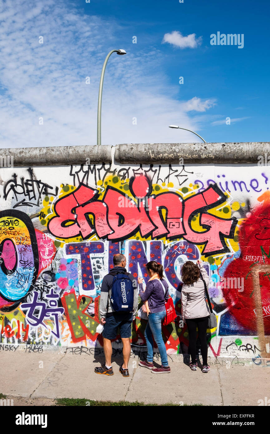Graffiti auf ursprünglichen Abschnitt der Berliner Mauer an der East Side Gallery in Friedrichshain Berlin Deutschland Stockfoto