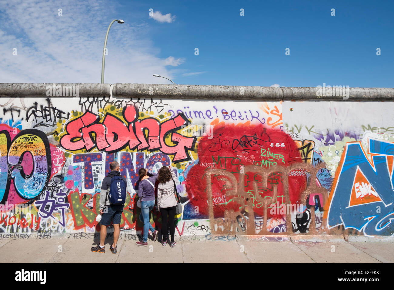 Graffiti auf ursprünglichen Abschnitt der Berliner Mauer an der East Side Gallery in Friedrichshain Berlin Deutschland Stockfoto