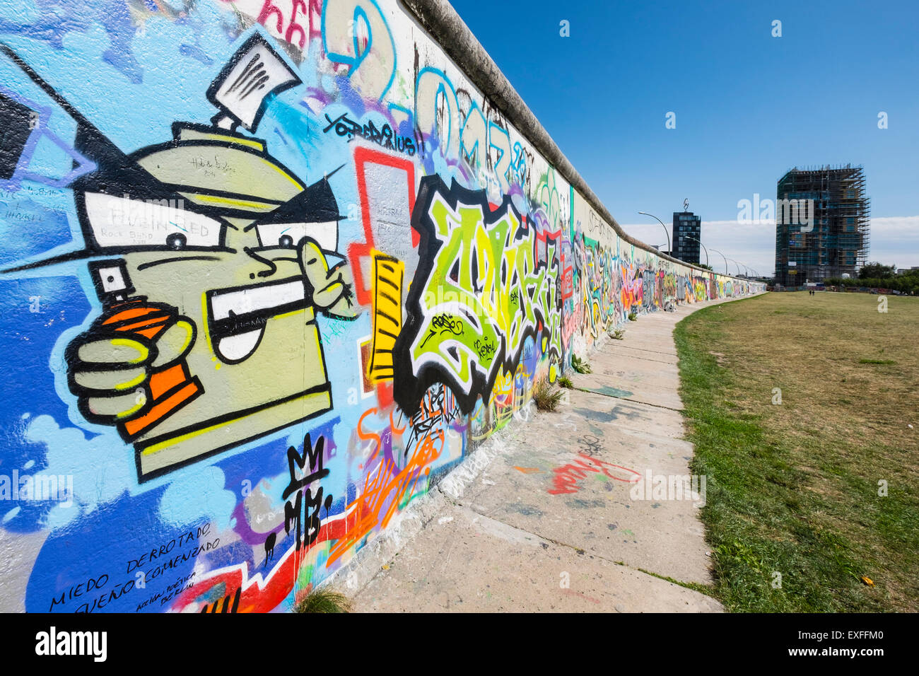 Graffiti auf ursprünglichen Abschnitt der Berliner Mauer an der East Side Gallery in Friedrichshain Berlin Deutschland Stockfoto