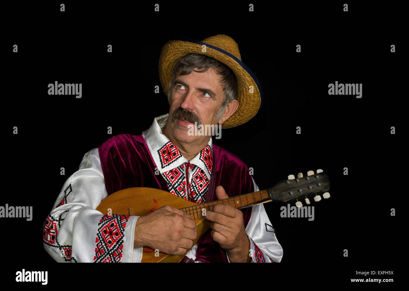 Porträt des ukrainischen Land-Mann in traditioneller Kleidung, die Mandoline zu spielen Stockfoto