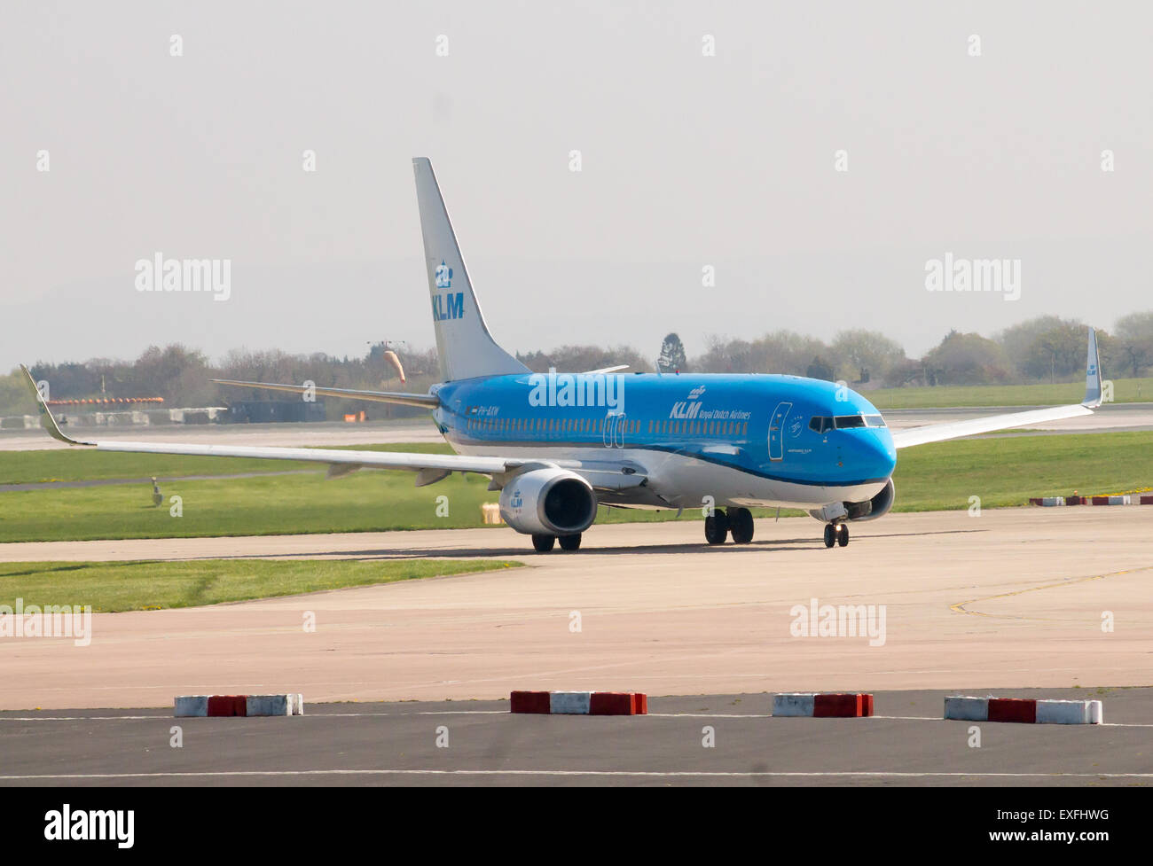 Royal Dutch Airlines (KLM) Boeing 737 des Rollens auf Manchester International Airport Taxiway. Stockfoto