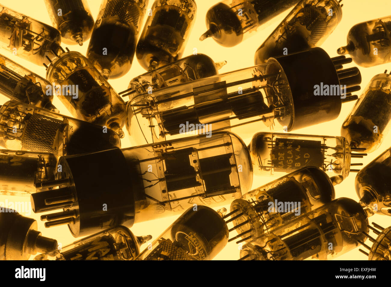 Sammlung von alten verwendet Glas-Vakuum-Röhren verwendet in Radio und frühen tv crt Verstärker Anode und Kathode mit Heizfaden Sammler Stockfoto