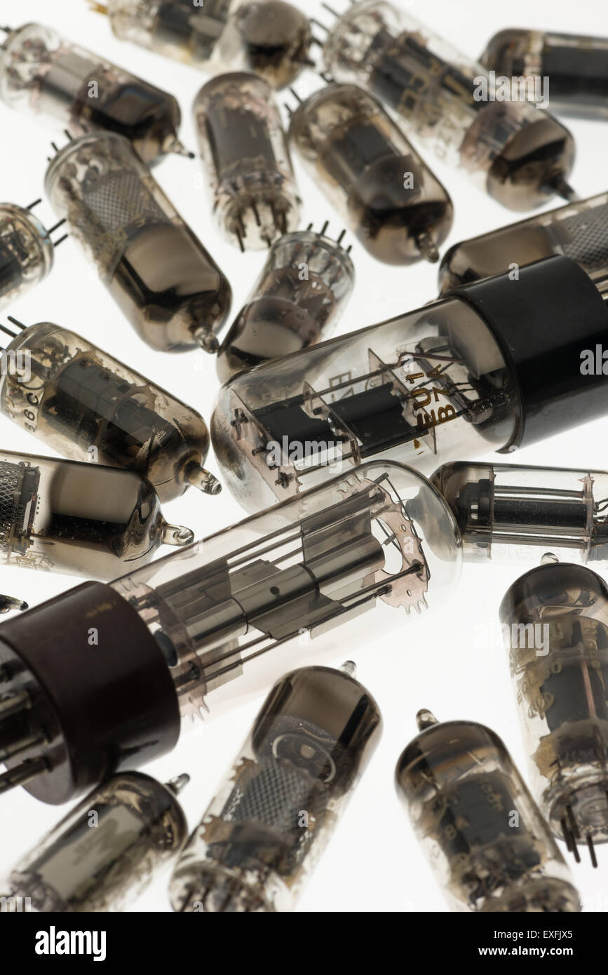 Sammlung von alten verwendet Glas-Vakuum-Röhren verwendet in Radio und frühen tv crt Verstärker Anode und Kathode mit Heizfaden Sammler Stockfoto