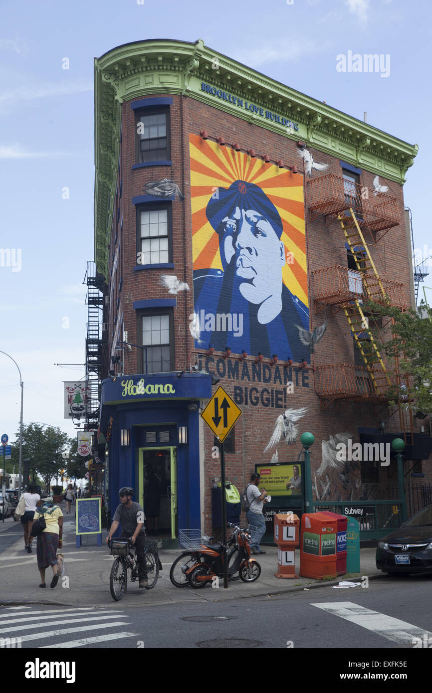 Das Brooklyn Liebe Gebäude mit einem Wandbild von Biggie entlang Fulton St. im Stadtteil Fort Greene von Brooklyn, NY. Stockfoto