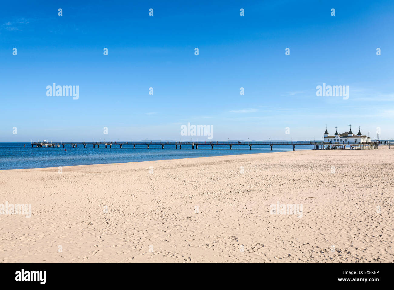 Strand und Pier an einem sonnigen Tag, Raum für Text, Ahlbeck in Deutschland. Stockfoto