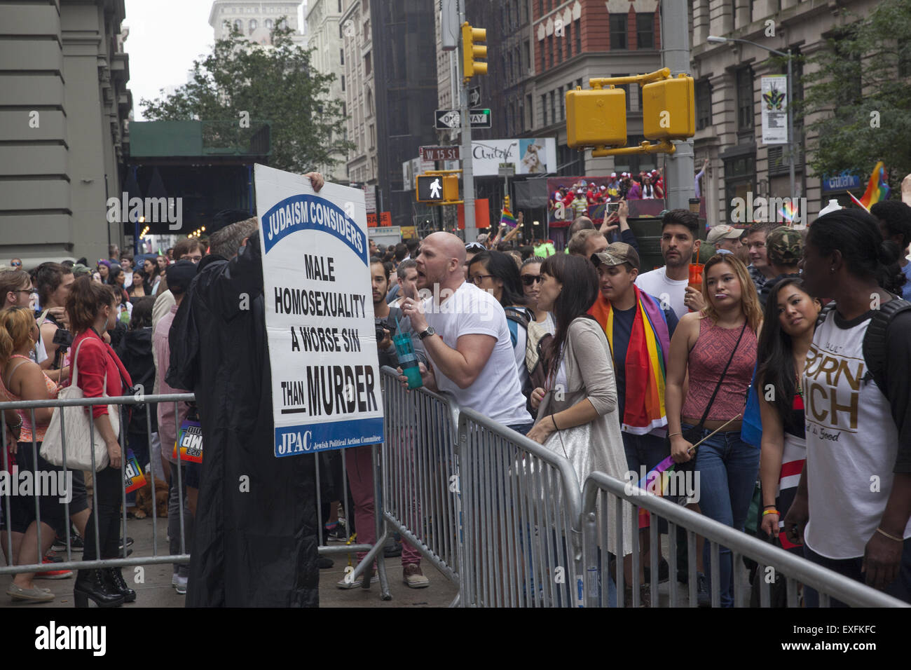 Orthodoxe Juden und bezahlte mexikanische Tag Arbeiter bezahlt sie Protest das schwule Leben in der Gay-Pride-Parade in Manhattan, NYC imitieren. Stockfoto