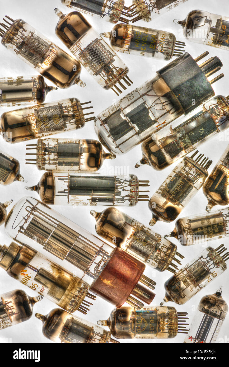 Sammlung von alten verwendet Glas-Vakuum-Röhren verwendet in Radio und frühen tv crt Verstärker Anode und Kathode mit Heizfaden Sammler Stockfoto