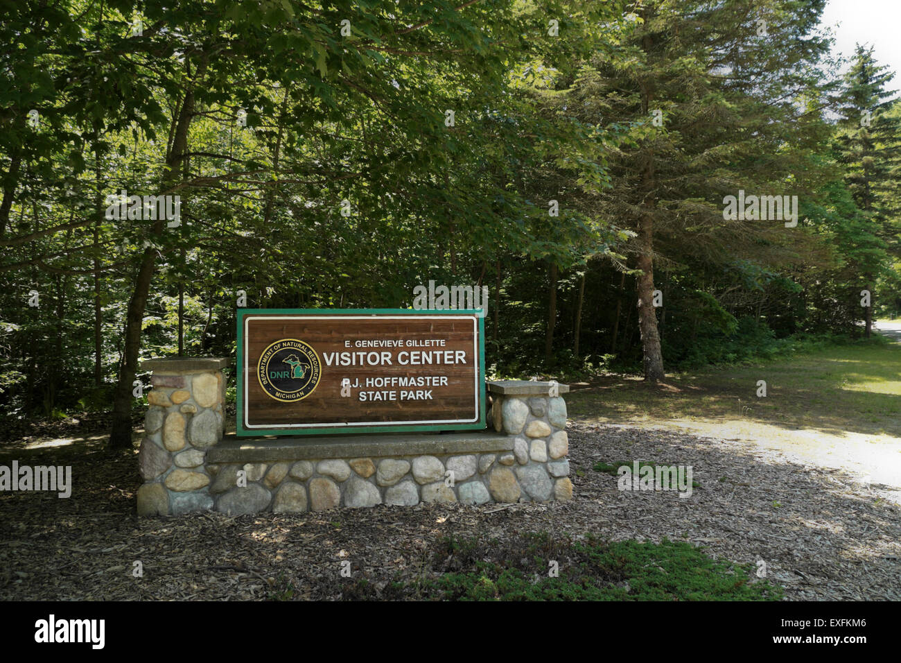 Ortseingangsschild p.j. Hoffmast State Park Visitor Center in der Nähe von Muskegon, Michigan, USA. Stockfoto