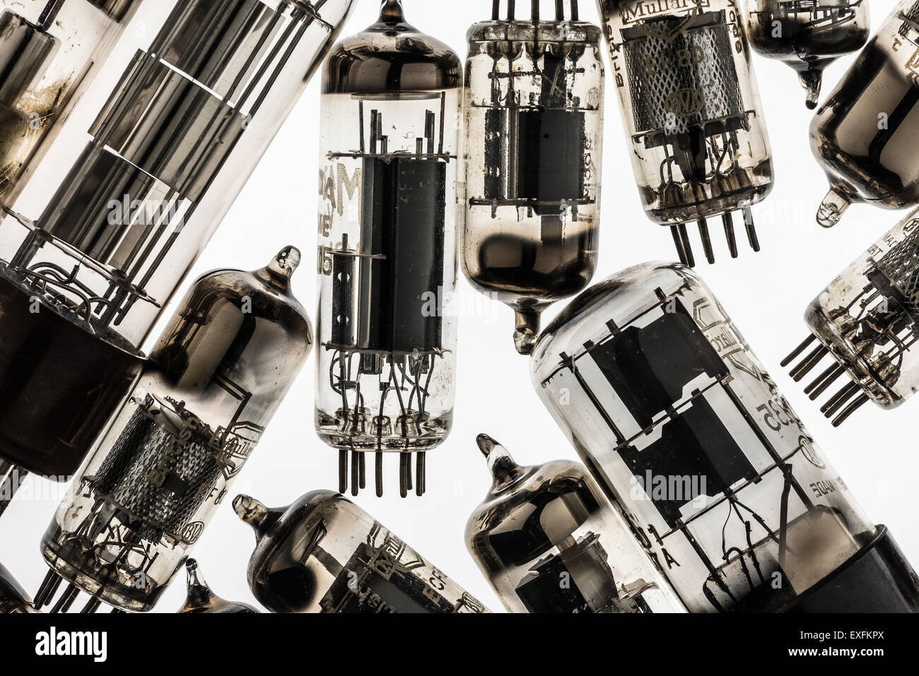Sammlung von alten verwendet Glas-Vakuum-Röhren verwendet in Radio und frühen tv crt Verstärker Anode und Kathode mit Heizfaden Sammler Stockfoto