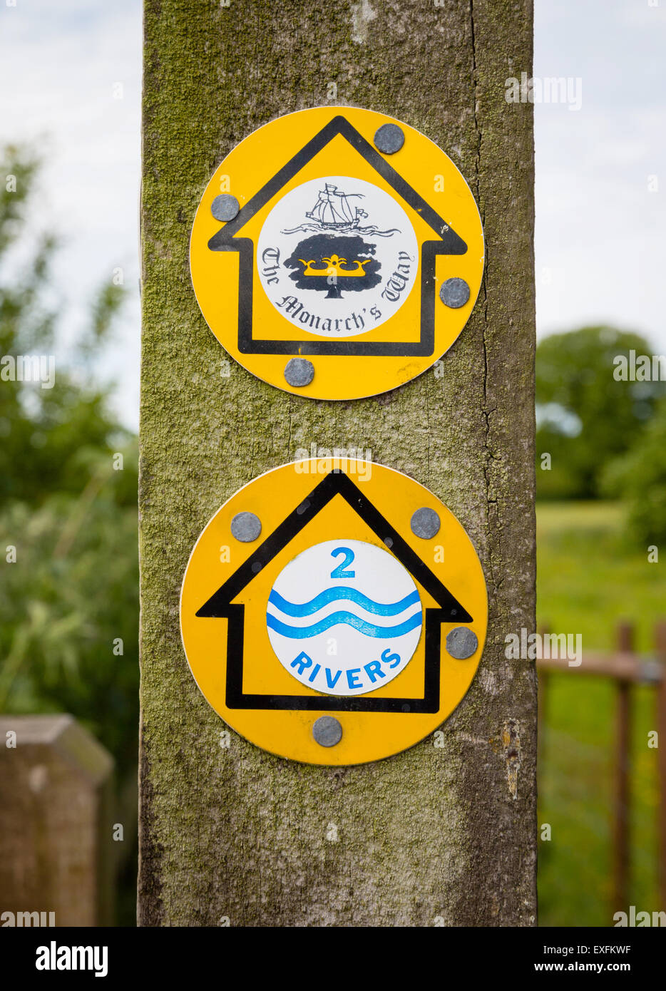 Nationalen Trail Marker als der Monarch und zwei Flüsse Weg teilen den gleichen Weg in Somerset UK Stockfoto