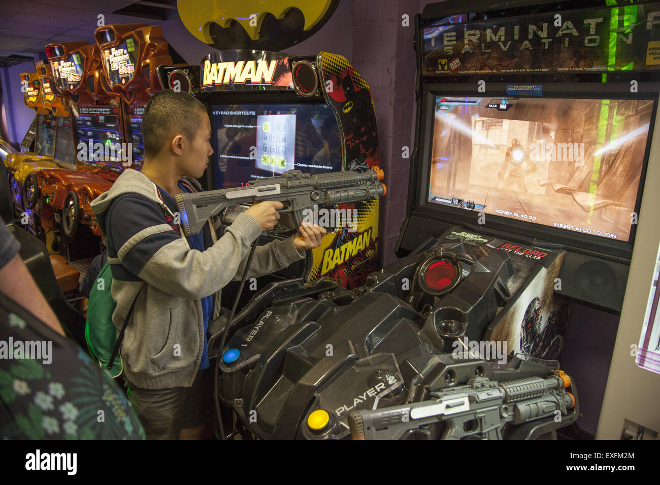 Videospielhalle mit spielen, die Tötung mit Waffen, Coney Island, Brooklyn, New York gehören. Stockfoto