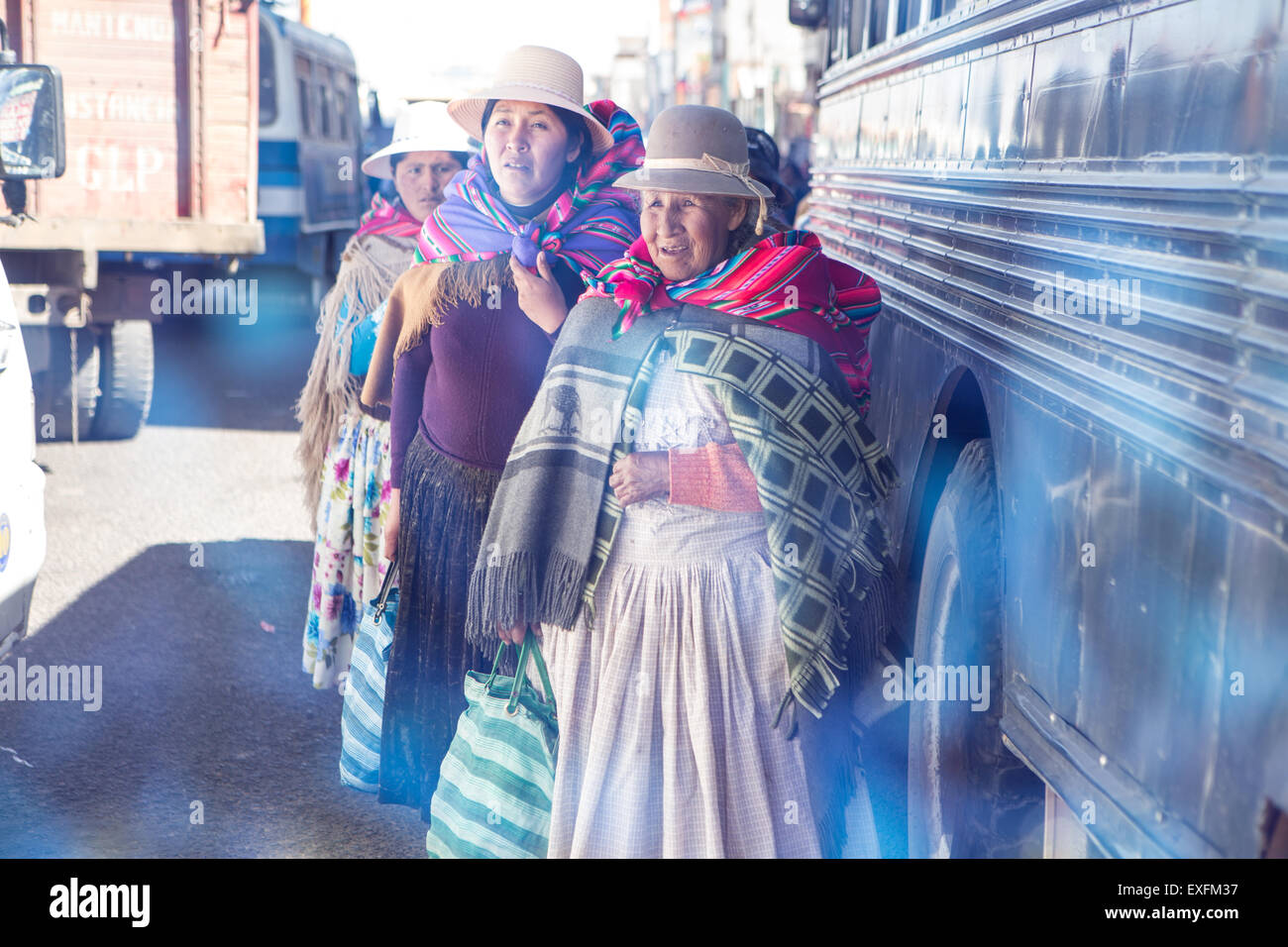 Cholitas pendeln in el Alto Bolivien Stockfoto