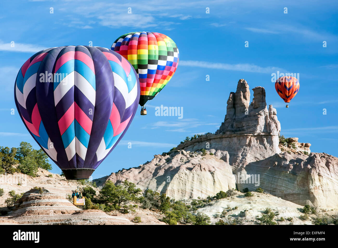 Heißluftballons und Kirche Rock, Red Rock Ballon Rallye, Gallup, New Mexico, Vereinigte Staaten Stockfoto