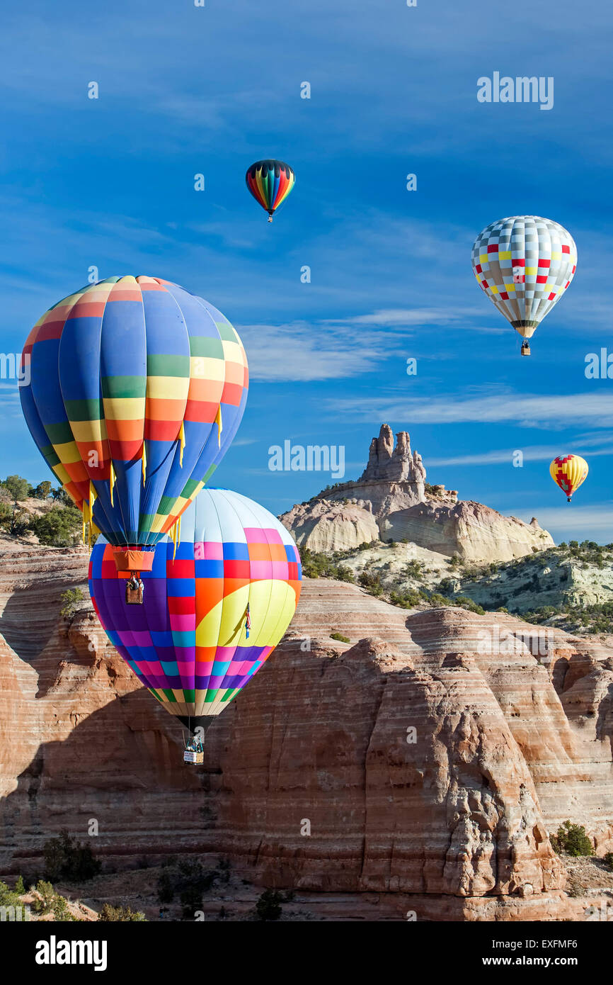 Heiße Luftballons und Kirche Rock Mass Ascension, Red Rock Ballon Rallye, Gallup, New Mexico, Vereinigte Staaten Stockfoto