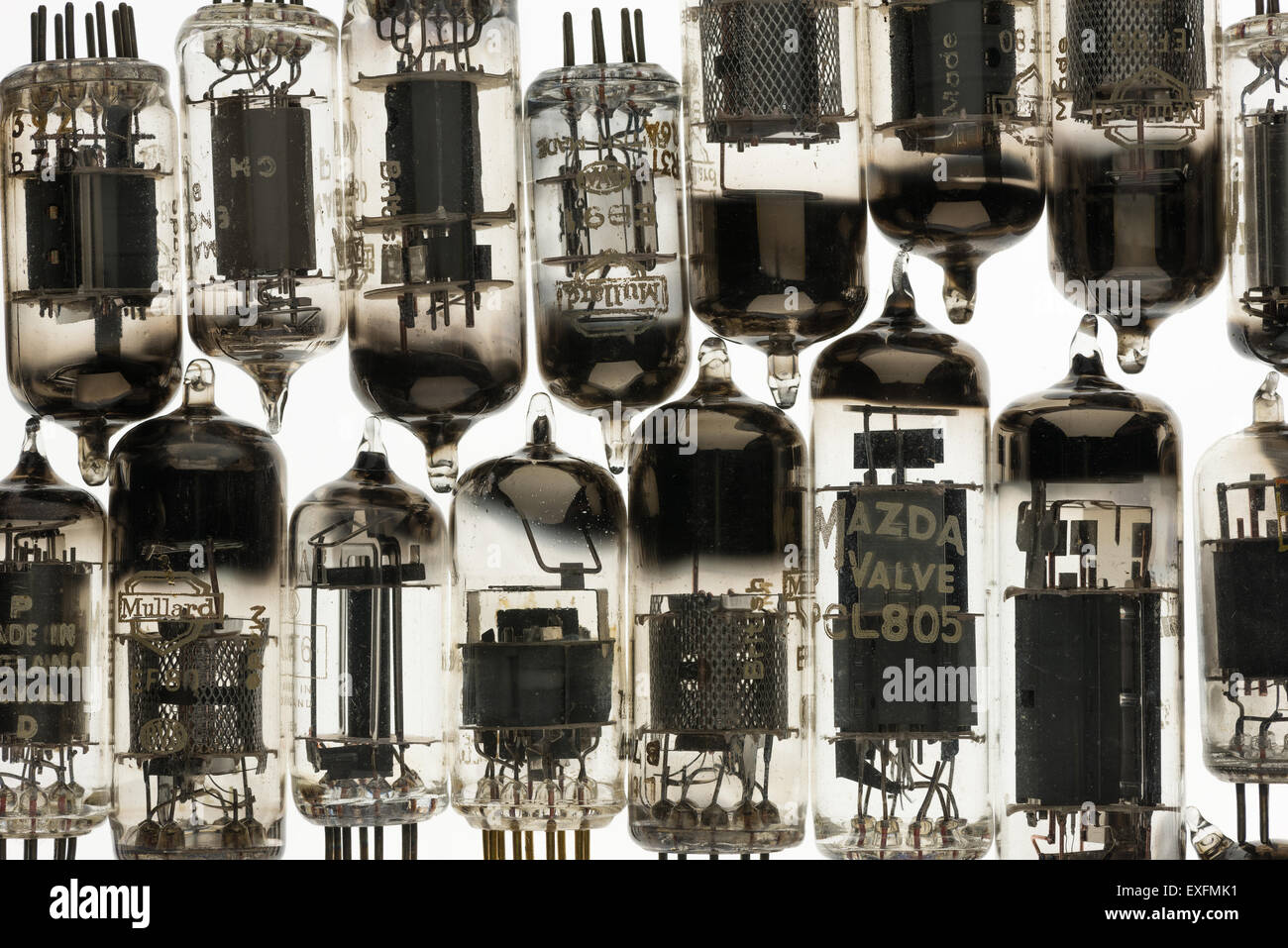 Sammlung von alten verwendet Glas-Vakuum-Röhren verwendet in Radio und frühen tv crt Verstärker Anode und Kathode mit Heizfaden Sammler Stockfoto