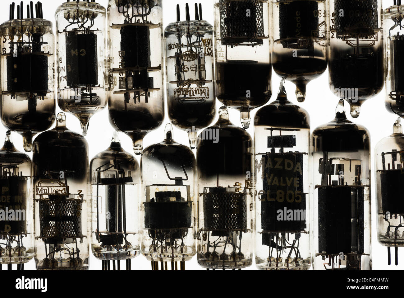 Sammlung von alten verwendet Glas-Vakuum-Röhren verwendet in Radio und frühen tv crt Verstärker Anode und Kathode mit Heizfaden Sammler Stockfoto