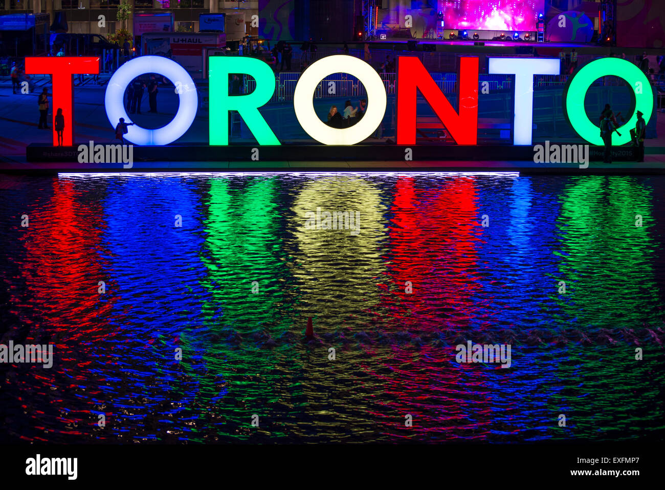 TORONTO, Kanada-Juli 9,2015: Die neue Toronto anmelden Nathan Phillips Square feiert die PanAm-Spiele, eine Bühne montiert statt eine konstante Partei namens Panamania Stockfoto