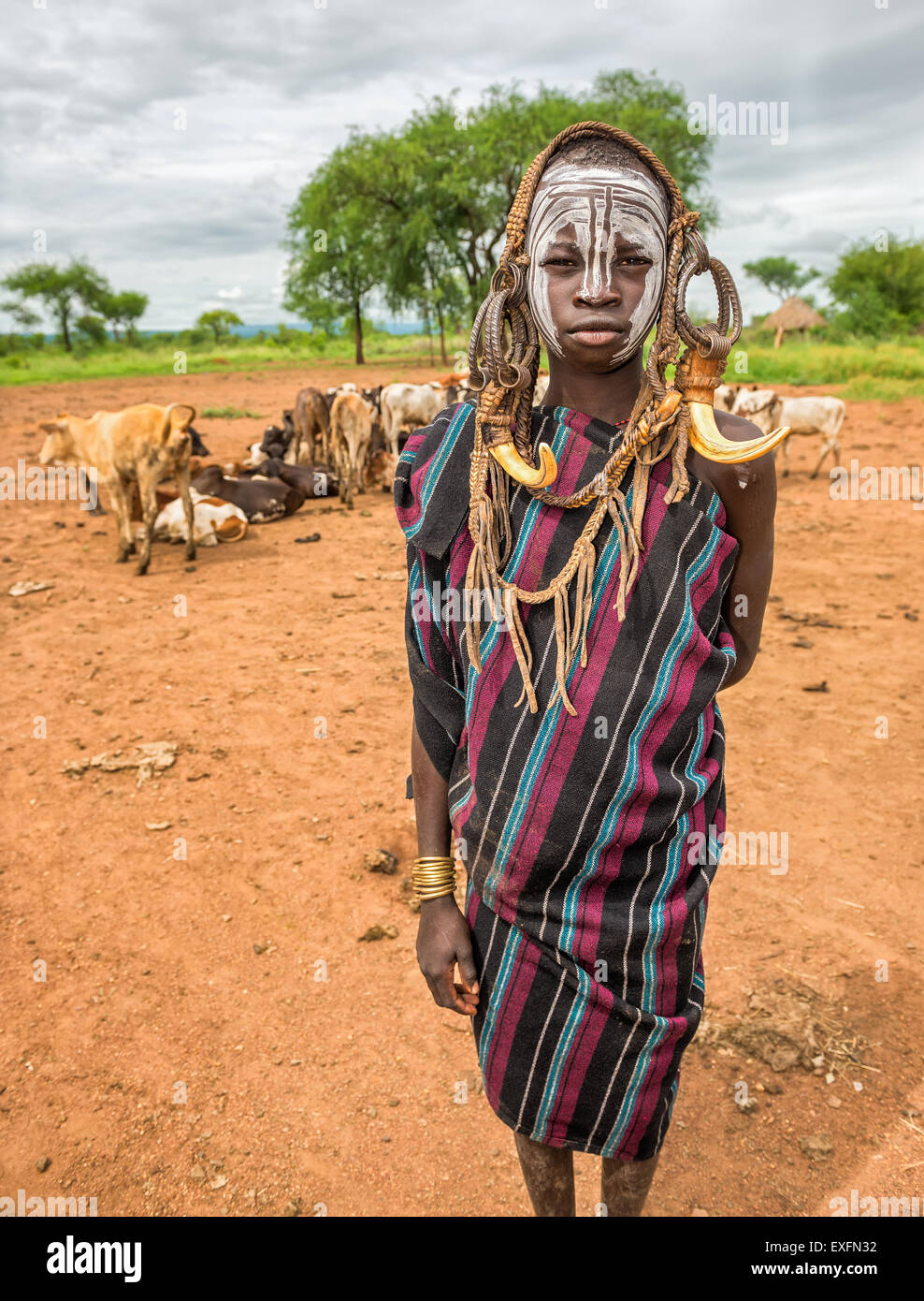 Kleiner Junge aus dem afrikanischen Stamm Hörnern Mursi mit traditionellen in Mago Nationalpark, Äthiopien Stockfoto