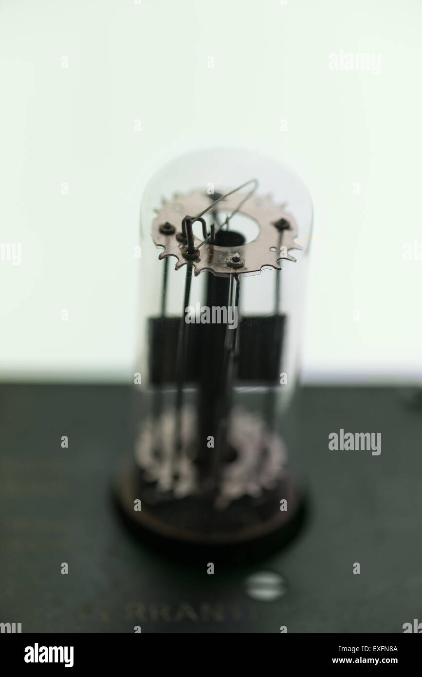 Ferranti Prüfung Ventil 300v Raster Grd 7 eine alte Art von Vakuum-Röhre Anode Kathode co axial Schutzringe und Wolfram bei HT Elektron Stockfoto
