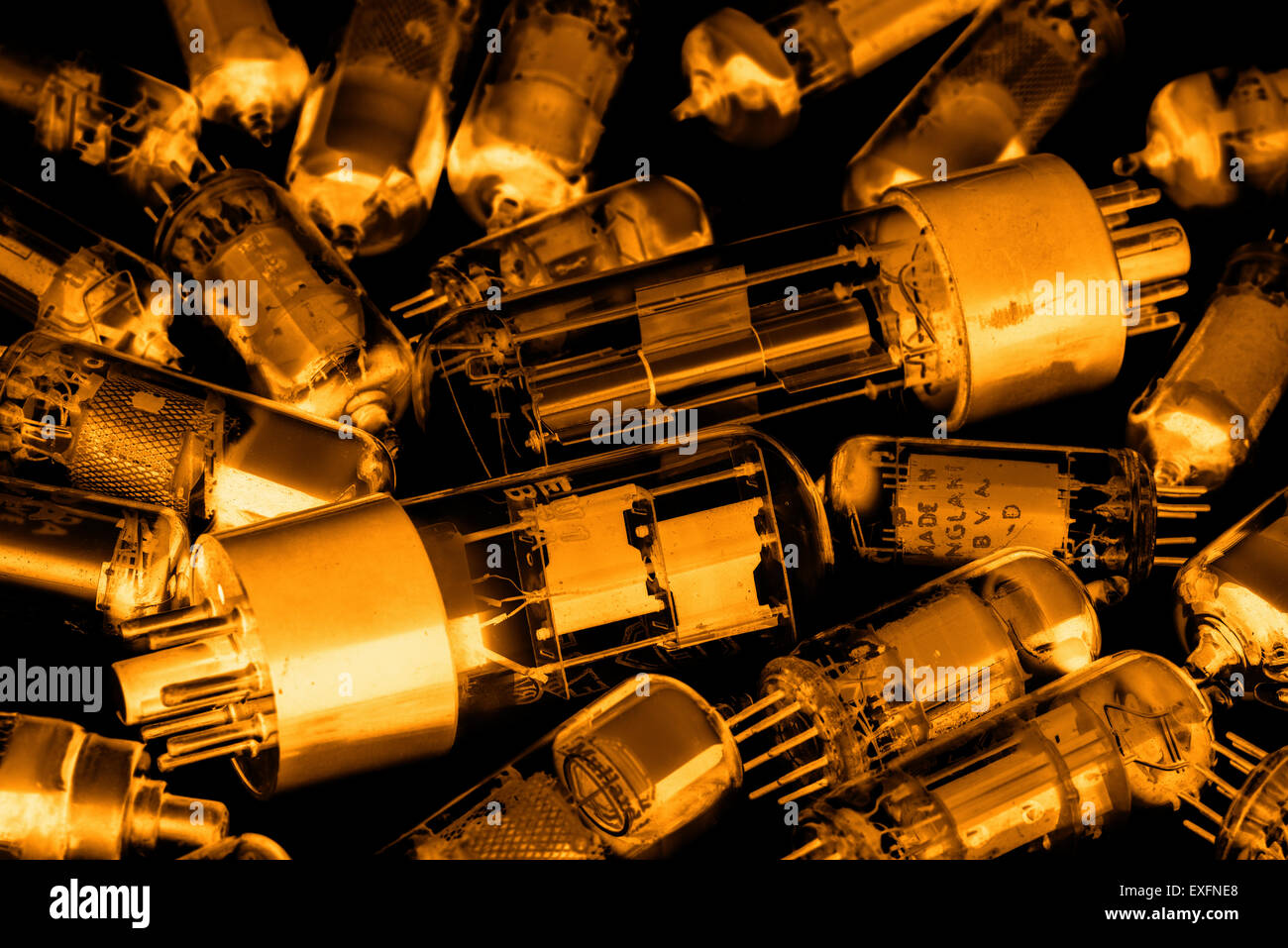 Sammlung von alten Radios und TV-Ventile für die Kommunikation aus den goldenen Tagen der Elektronik vor digitalen Anode Kathode verwendet Stockfoto