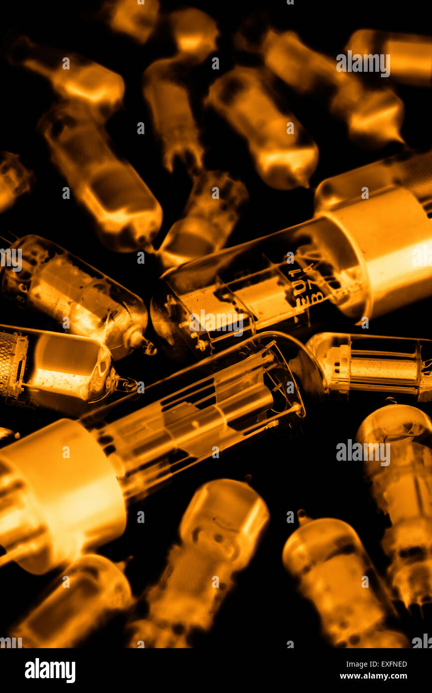 Sammlung von alten Radios und TV-Ventile für die Kommunikation aus den goldenen Tagen der Elektronik vor digitalen Anode Kathode verwendet Stockfoto