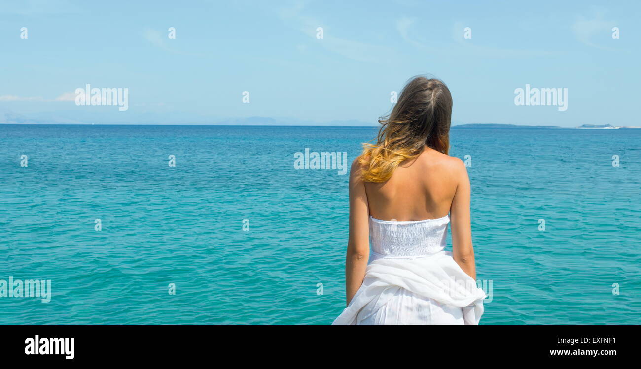 Junge Frau in einem weißen Kleid, Blick auf den Horizont Stockfoto