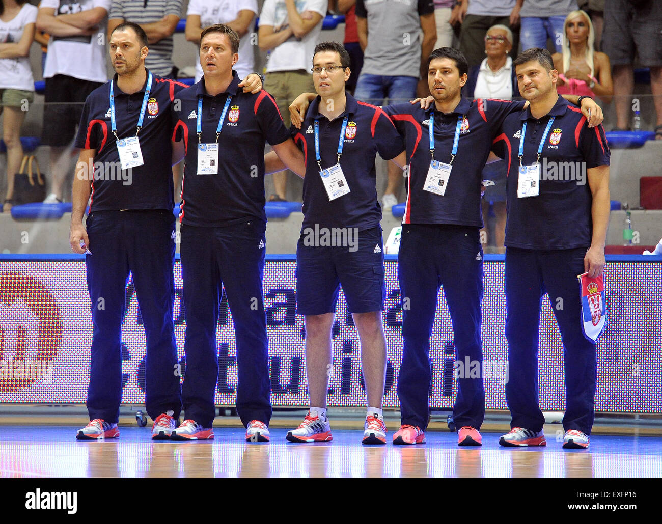 Lignano, Italien. 13. Juli 2015. Serbiens Trainer Vladimir Djokic und seinem Assistenten Trainer singen die Nationalhymne vor der U20 FIBA Basketball-Europameisterschaft-Männer. 13. Juli 2015. Foto Simone Ferraro/Alamy Live News Stockfoto