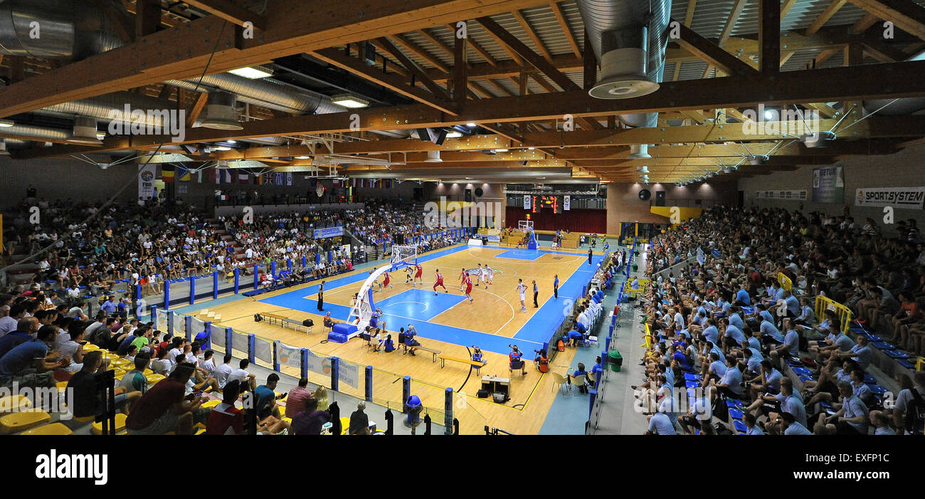 Lignano, Italien. 13. Juli 2015. Gesamtansicht von der GE. TUR. Arena während der U20 FIBA Basketball-Europameisterschaft-Männer. 13. Juli 2015. Foto Simone Ferraro/Alamy Live News Stockfoto