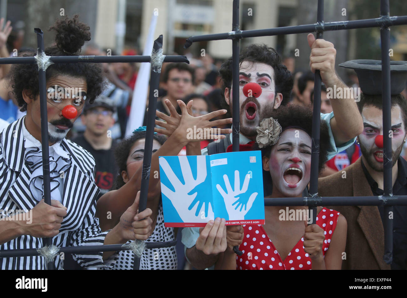 Sao Paulo, Brasilien. 13. Juli 2015. Mitglieder von sozialen Organisationen und Left-Wing Parteien teilnehmen an einer Protestkundgebung gegen eine konstitutionelle schießen, die das Mindestalter für das Verbrechen Verantwortung von 18 auf 16 Jahre alt, in Sao Paulo, Brasilien, am 13. Juli 2015 abnimmt. Bildnachweis: Rahel Patras/Xinhua/Alamy Live-Nachrichten Stockfoto