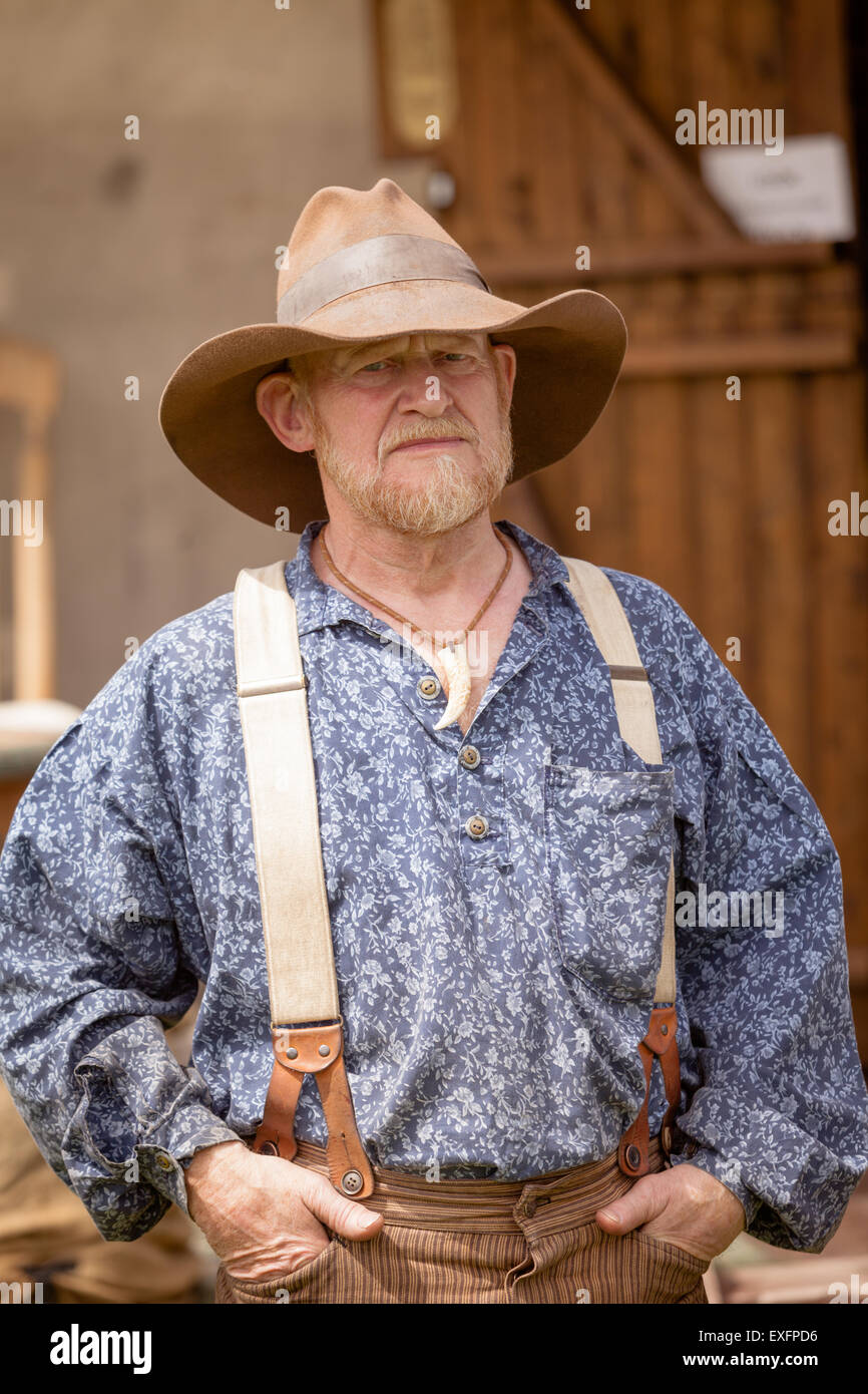 Mann in typisch für das 19. Jahrhundert Vereinigte Staaten 'Wilden Westen' Kostüm gekleidet. Person ist ein Wild-West Re-Enactor, England UK Stockfoto