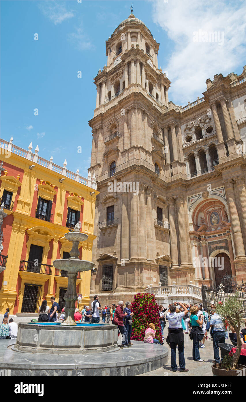 MALAGA, Spanien - 25. Mai 2015: Turm der Kathedrale und Brunnen auf der Plaza del Obispo. Stockfoto