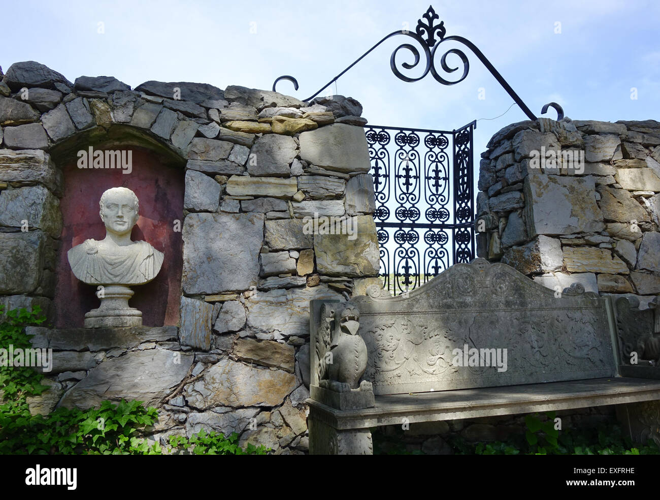 Abschnitt der Mauer mit Statuen und schmiedeeisernen Verzierungen, Glen Burnie Gärten, Winchester, Virginia Stockfoto