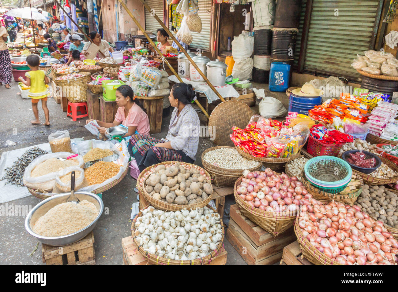 Frau Straße Anbieter Lebensmittelmarkt in Yangon (Rangoon), Myanmar (Burma) Stockfoto