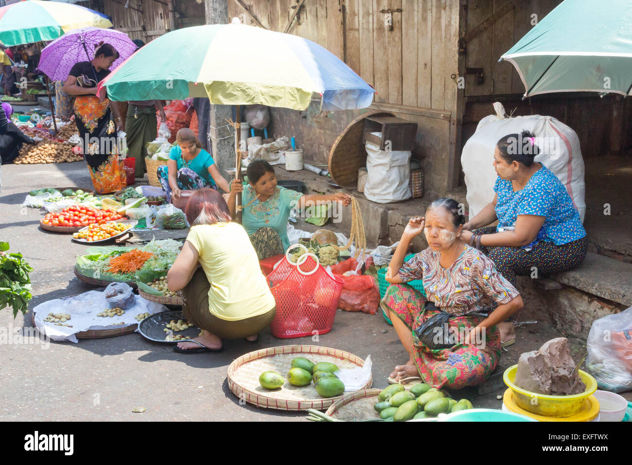 Frau Straße Anbieter Lebensmittelmarkt in Yangon (Rangoon), Myanmar (Burma) Stockfoto